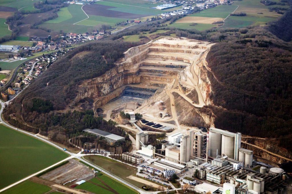 Eclépens : La colline du Mormont bientôt rasée par l’industrie du ciment. © André Loscher